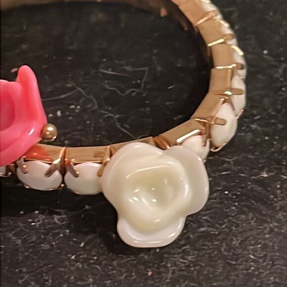 3” gold tone stretch bracelet w/faceted white links & 3 resin flower charms - Picture 3 of 10